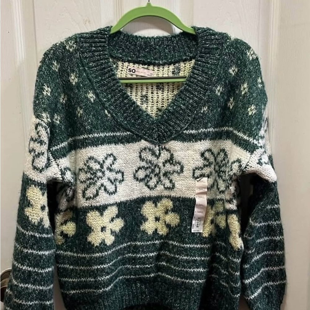 SO Women's Floral V-Neck Sweater - Green, White and Cream